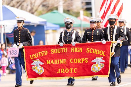Téléchargez les photos : Laredo, Texas, États-Unis - Le 19 février 2022 : Le défilé d'anniversaire de l'Anheuser-Busch Washingtons, membres du United South High School Marine Corps JROTC, portant des uniformes militaires complets, marchant - en image libre de droit