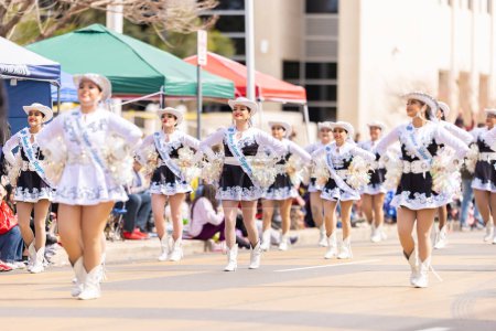 Téléchargez les photos : Laredo, Texas, États-Unis - février 19, 2022 : The Anheuser-Busch Washingtons Birthday Parade, The United South High School Steppers performant au défilé - en image libre de droit
