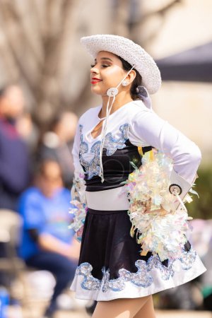 Foto de Laredo, Texas, Estados Unidos - 19 de febrero de 2022: Desfile de cumpleaños de Anheuser-Busch Washingtons, The United South High School Steppers actuando en el desfile - Imagen libre de derechos