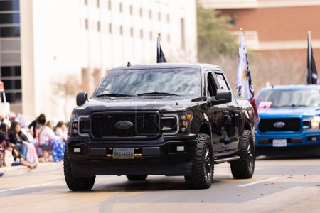 Téléchargez les photos : Laredo, Texas, États-Unis - Le 19 février 2022 : Le défilé d'anniversaire de l'Anheuser-Busch Washingtons, Ford F-150 fait partie de la mafia Ford Trucks du sud du Texas - en image libre de droit