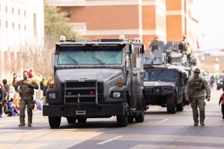 Foto de Laredo, Texas, Estados Unidos - 19 de febrero de 2022: Desfile de cumpleaños de Anheuser-Busch Washingtons, miembros de la policía conduciendo vehículos blindados de la policía - Imagen libre de derechos