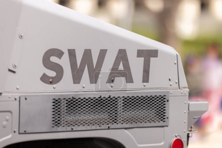 Téléchargez les photos : Laredo, Texas, États-Unis - Le 19 février 2022 : Le défilé d'anniversaire de l'Anheuser-Busch Washingtons, Gros plan sur le logo Swat à l'arrière d'un Humvee - en image libre de droit