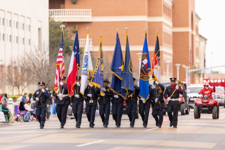 Foto de Laredo, Texas, Estados Unidos - 19 de febrero de 2022: Desfile de cumpleaños de Anheuser-Busch Washingtons, miembros de los departamentos de policía y bomberos escoltando la bandera estadounidense - Imagen libre de derechos