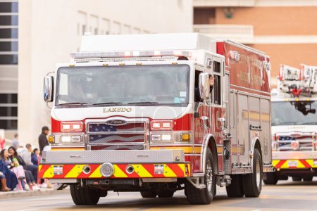 Foto de Laredo, Texas, Estados Unidos - 19 de febrero de 2022: Desfile de cumpleaños de Anheuser-Busch Washingtons, camión de bomberos Pierce al frente del desfile - Imagen libre de derechos