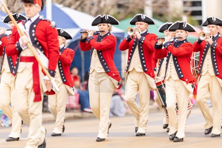 Téléchargez les photos : Laredo, Texas, États-Unis - Le 19 février 2022 : Le défilé d'anniversaire Anheuser-Busch Washingtons, The Old Guard's Fife and Drum Corps est connu pour ses manteaux rouges et ses chapeaux tricornes - en image libre de droit