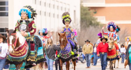 Téléchargez les photos : Laredo, Texas, États-Unis - Le 19 février 2022 : Le défilé d'anniversaire de l'Anheuser-Busch Washingtons, les membres du Princess Pocachontas Council portant des vêtements traditionnels amérindiens, des chevaux d'équitation - en image libre de droit