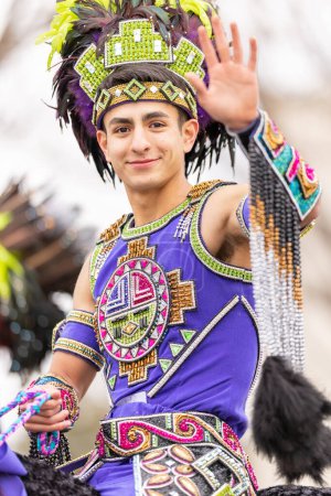 Téléchargez les photos : Laredo, Texas, États-Unis - Le 19 février 2022 : Le défilé d'anniversaire de l'Anheuser-Busch Washingtons, les membres du Princess Pocachontas Council portant des vêtements traditionnels amérindiens, des chevaux d'équitation - en image libre de droit