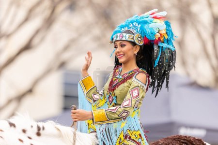 Foto de Laredo, Texas, Estados Unidos - 19 de febrero de 2022: Desfile de cumpleaños de Anheuser-Busch Washingtons, miembros del Consejo Princesa Pocachontas llevando ropa tradicional de nativos americanos, a caballo - Imagen libre de derechos