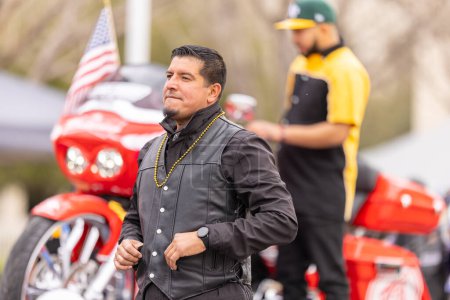 Téléchargez les photos : Laredo, Texas, États-Unis - Le 19 février 2022 : Le défilé d'anniversaire de l'Anheuser-Busch Washingtons, les membres de l'équipe de course à couple élevé et ce sont des motos - en image libre de droit