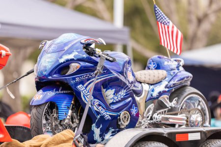 Téléchargez les photos : Laredo, Texas, États-Unis - Le 19 février 2022 : Le défilé d'anniversaire de l'Anheuser-Busch Washingtons, les membres de l'équipe de course à couple élevé et ce sont des motos - en image libre de droit