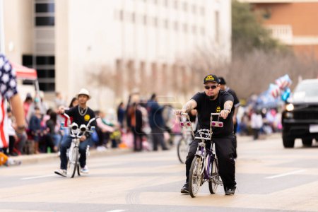 Foto de Laredo, Texas, Estados Unidos - 19 de febrero de 2022: El Desfile de Cumpleaños Anheuser-Busch Washingtons, miembros del Club de Coches Brown Impressions Lowrider y sus bicicletas - Imagen libre de derechos