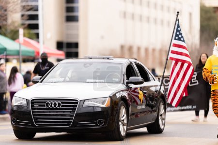 Foto de Laredo, Texas, Estados Unidos - 19 de febrero de 2022: El desfile de cumpleaños de Anheuser-Busch Washingtons, el automóvil Audi y la mascota Tiger forman parte del Club de Coches Sin Límite - Imagen libre de derechos