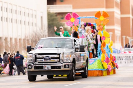 Téléchargez les photos : Laredo, Texas, États-Unis - Le 19 février 2022 : Le défilé d'anniversaire de l'Anheuser-Busch Washingtons, Ford F-250 Tirer un flotteur pendant le défilé - en image libre de droit