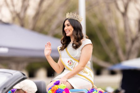 Foto de Laredo, Texas, Estados Unidos - 19 de febrero de 2022: El Desfile de Cumpleaños Anheuser-Busch Washingtons, La Reyna de la Feria de las Flores - Imagen libre de derechos