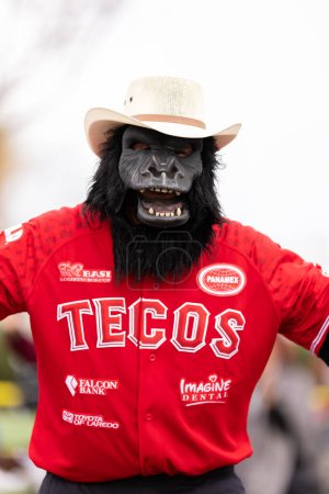 Téléchargez les photos : Laredo, Texas, États-Unis - février 19, 2022 : La mascotte de Anheuser-Busch Washingtons Birthday Parade, Tecolotes de los dos Laredos El Chango - en image libre de droit