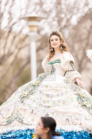 Téléchargez les photos : Laredo, Texas, États-Unis - février 19, 2022 : Le défilé d'anniversaire Anheuser-Busch Washingtons, Reine de beauté, vêtue d'une robe traditionnelle, chevauchant un char pendant le défilé - en image libre de droit