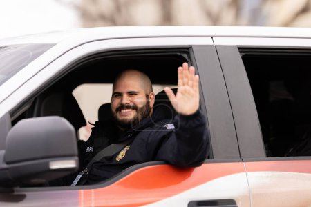 Téléchargez les photos : Laredo, Texas, États-Unis - Le 19 février 2022 : Le défilé d'anniversaire de l'Anheuser-Busch Washingtons, officier du département de police de Laredo saluant la caméra - en image libre de droit