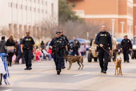 Téléchargez les photos : Laredo, Texas, États-Unis - Le 19 février 2022 : Le défilé d'anniversaire de l'Anheuser-Busch Washingtons, membres de l'unité Laredo K-9 - en image libre de droit