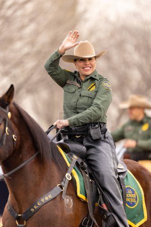 Téléchargez les photos : Laredo, Texas, États-Unis - février 19, 2022 : Le défilé d'anniversaire de l'Anheuser-Busch Washingtons, Membres Chevaux de patrouille frontalière des États-Unis - en image libre de droit