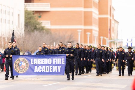 Téléchargez les photos : Laredo, Texas, États-Unis - Le 19 février 2022 : Le défilé d'anniversaire de l'Anheuser-Busch Washingtons, membres de la Laredo Fire Academy - en image libre de droit