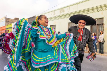 Foto de Matamoros, Tamaulipas, México - 25 de febrero de 2023: Desfile de Fiestas Mexicanas, Mujeres y hombres mayores vistiendo ropa tradicional miembros del grupo de baile patrocinado por DIF Young of Heart, actuando en el desfile - Imagen libre de derechos