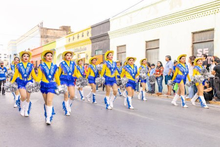 Foto de Matamoros, Tamaulipas, México - 25 de febrero de 2023: Desfile de Fiestas Mexicanas, Animadoras de la Escuela Secundaria Juan José de la Garza actuando en el desfile - Imagen libre de derechos
