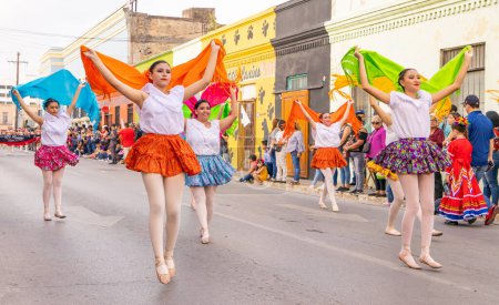 Foto de Matamoros, Tamaulipas, México - 25 de febrero de 2023: Desfile de Fiestas Mexicanas, Ballet Clásico y Club de Jazz Moderno del Instituto Ricardo Flores Magón realizando bailes tradicionales en el desfile - Imagen libre de derechos