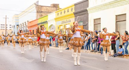 Foto de Matamoros, Tamaulipas, México - 25 de febrero de 2023: Desfile de Fiestas Mexicanas, Animadoras vestidas con ropa tradicional del Instituto Ricardo Flores Magón actuando en el desfile - Imagen libre de derechos
