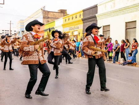 Foto de Matamoros, Tamaulipas, México - 25 de febrero de 2023: Desfile de Fiestas Mexicanas, Banda de Música Halcones del Instituto Ricardo Flores Magón, actuando en el desfile - Imagen libre de derechos