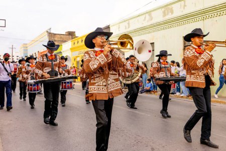 Téléchargez les photos : Matamoros, Tamaulipas, Mexique - 25 février 2023 : Fiestas Mexicanas Parade, Musique Halcones du lycée Ricardo Flores Magon, en spectacle au défilé - en image libre de droit