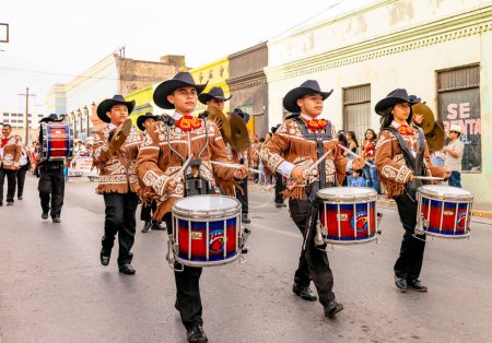 Téléchargez les photos : Matamoros, Tamaulipas, Mexique - 25 février 2023 : Fiestas Mexicanas Parade, Musique Halcones du lycée Ricardo Flores Magon, en spectacle au défilé - en image libre de droit