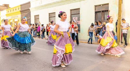 Foto de Matamoros, Tamaulipas, México - 25 de febrero de 2023: Desfile de Fiestas Mexicanas, Ballet Folclórico Mitotiliztli de la Escuela Secundaria Ricardo Flores Magón realizando bailes tradicionales en el desfile - Imagen libre de derechos