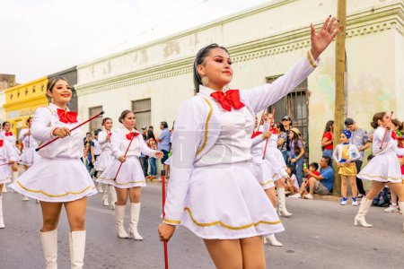 Foto de Matamoros, Tamaulipas, México - 25 de febrero de 2023: Desfile de Fiestas Mexicanas, Animadoras de la CBTis 189. actuando en el desfile - Imagen libre de derechos