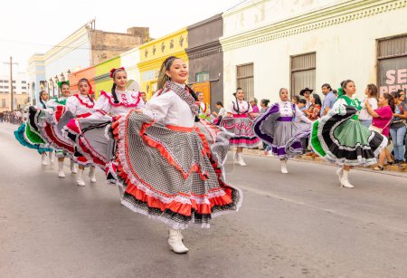 Foto de Matamoros, Tamaulipas, México - 25 de febrero de 2023: Desfile de Fiestas Mexicanas, Bailarines tradicionales de la CBTis 189 realizando bailes mexicanos en el desfile - Imagen libre de derechos