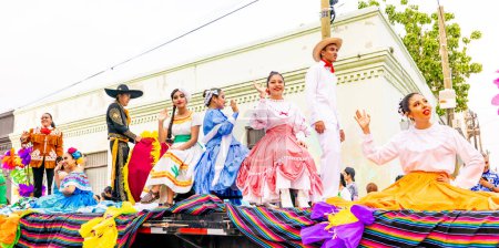 Foto de Matamoros, Tamaulipas, México - 25 de febrero de 2023: Desfile de Fiestas Mexicanas, Estudiantes de TEC, vistiendo ropa tradicional mexicana, montando una carroza en el desfile - Imagen libre de derechos