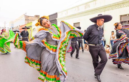 Foto de Matamoros, Tamaulipas, México - 25 de febrero de 2023: Desfile de Fiestas Mexicanas, estudiantes de CBTis 135 vistiendo ropa tradicional, realizando bailes mexicanos tradicionales - Imagen libre de derechos