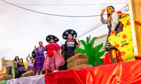 Foto de Matamoros, Tamaulipas, México - 25 de febrero de 2023: Desfile de Fiestas Mexicanas, Estudiantes del Noreste de la Universidad de México, vistiendo ropa tradicional, montando una carroza en el desfile - Imagen libre de derechos
