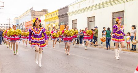 Foto de Matamoros, Tamaulipas, México - 25 de febrero de 2023: Desfile de Fiestas Mexicanas, Animadoras de la Banda de Marchas Cobat 02 Panteras, vestidas con ropa tradicional actuando en el desfile - Imagen libre de derechos