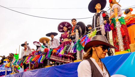 Téléchargez les photos : Matamoros, Tamaulipas, Mexique - 25 février 2023 : Fiestas Mexicanas Parade, Étudiants du lycée UNS, vêtus de vêtements mexicains traditionnels, montant un char au défilé - en image libre de droit