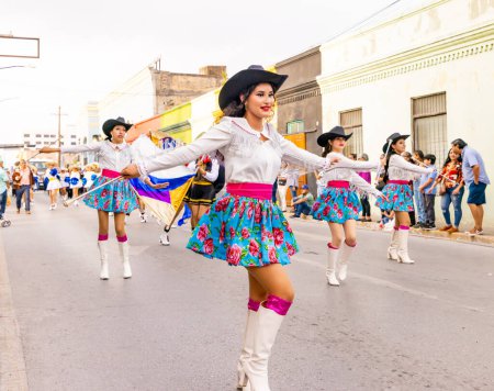 Téléchargez les photos : Matamoros, Tamaulipas, Mexique - 25 février 2023 : Fiestas Mexicanas Parade, Cheerleaders de l'Institut Technologique de Matamoros, vêtus de vêtements traditionnels, dansant au défilé - en image libre de droit