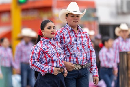 Téléchargez les photos : Valle Hermoso, Tamaulipas, Mexique - 18 mars 2023 : défilé d'anniversaire de la ville, groupe de danse du Lic. Adolfo Lopez Mateos collège performer à la parade - en image libre de droit