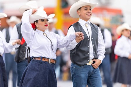 Téléchargez les photos : Valle Hermoso, Tamaulipas, Mexique - 18 mars 2023 : Défilé d'anniversaire de la ville, Groupe de danse vêtu de vêtements traditionnels de l'université UAT lors du défilé - en image libre de droit