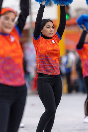 Foto de Valle Hermoso, Tamaulipas, México - 18 de marzo de 2023: City Anniversary Parade, Cheerleaders from the UAT University performing at the parade - Imagen libre de derechos