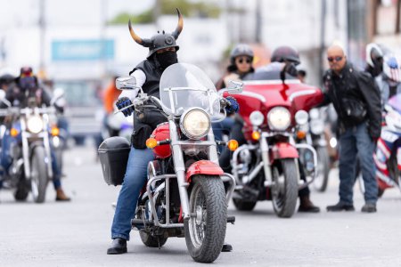 Foto de Valle Hermoso, Tamaulipas, México - 18 de marzo de 2023: Desfile del Aniversario de la Ciudad, Miembros del club de motos Bikehermoso exhibiendo sus bicicletas en el desfile - Imagen libre de derechos