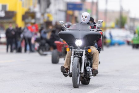 Téléchargez les photos : Valle Hermoso, Tamaulipas, Mexique - 18 mars 2023 : Défilé d'anniversaire de la ville, Les membres du club moto Bikehermoso exposant leurs vélos au défilé - en image libre de droit