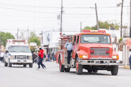 Foto de Valle Hermoso, Tamaulipas, México - 18 de marzo de 2023: Desfile del Aniversario de la Ciudad, KMF Fire Truck del gobierno municipal que lidera el desfile - Imagen libre de derechos