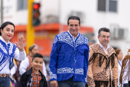 Téléchargez les photos : Valle Hermoso, Tamaulipas, Mexique - 18 mars 2023 : Parade d'anniversaire de la ville, Dr Alberto Enrique Alanis Villarreal président municipal de la ville de Valle Hermoso au défilé - en image libre de droit