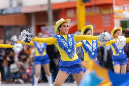 Téléchargez les photos : Valle Hermoso, Tamaulipas, Mexique - 18 mars 2023 : Parade d'anniversaire de la ville, pom-pom girls du Lic. y Gral. Lycée Juan Jose de la Garza, dansant au défilé - en image libre de droit