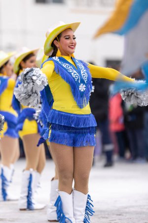 Téléchargez les photos : Valle Hermoso, Tamaulipas, Mexique - 18 mars 2023 : Parade d'anniversaire de la ville, pom-pom girls du Lic. y Gral. Lycée Juan Jose de la Garza, dansant au défilé - en image libre de droit