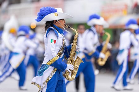 Téléchargez les photos : Valle Hermoso, Tamaulipas, Mexique - 18 mars 2023 : Défilé d'anniversaire de la ville, La fanfare de Toros du lycée Juan Jose de la Garza, se produisant au défilé - en image libre de droit